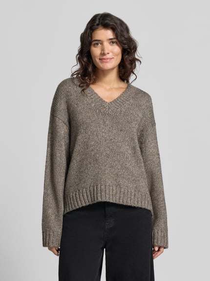 Frauenmodel trägt Oversized Strickpullover mit Woll-Anteil Modell 'Welma' von MOS MOSH in Braun mit V-Ausschnitt, Material-Mix, Ganzkörperansicht von vorne.