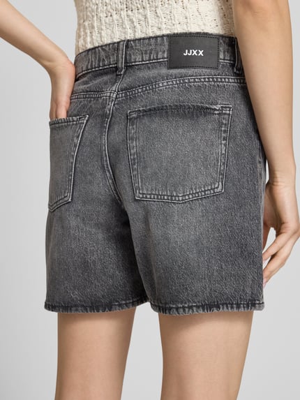 Frauenmodel trägt Shorts in Denim-Optik Modell 'Seville' von JJXX, reine Baumwolle, 5-Pocket-Design, Rückansicht Detailaufnahme.