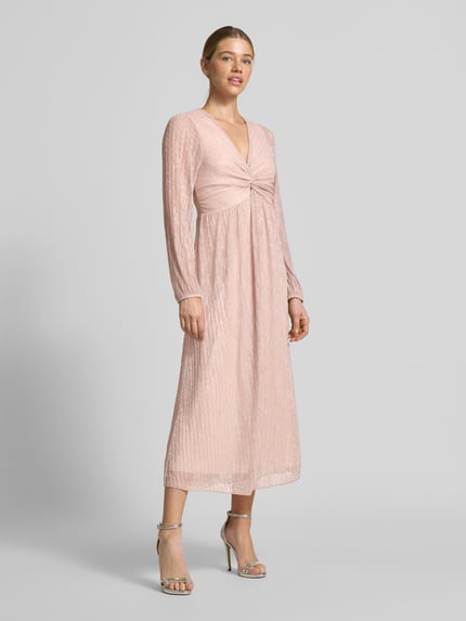 Frauenmodel trägt Tailliertes Midikleid mit Schimmer-Effekt von s.Oliver BLACK LABEL in Schimmernde-Optik aus Chiffon, Knotendetail, Langarm, Midi-Länge, V-Ausschnitt, gerade Materialverarbeitung, Ganzkörperansicht von vorne.
