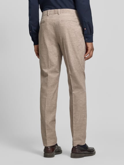 Männermodel trägt Regular Fit Anzughose mit Bundfalte von S. OLIVER BLACK LABEL, beige Feincord, unifarben, Ganzkörperansicht Rückansicht.