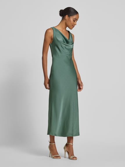 Frauenmodel trägt körpernahes Cocktailkleid mit Wasserfall-Ausschnitt Modell 'SASELINA' von Vero Moda, Optik: Unifarben, Passform: Körpernah, Länge: Maxi, Verschluss: Nahtreißverschluss, Materialverarbeitung: Satin, Ganzkörperansicht von vorne.