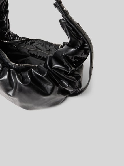 Produktfoto, Shoulder Bag mit Raffungen von Diesel in schwarzer Leder-Optik mit Reißverschluss, Hauptfach, Reißverschlussfach, verstellbarer Schulterriemen, Maße: 50 cm Breite, 29 cm Länge, 18 cm Tiefe
