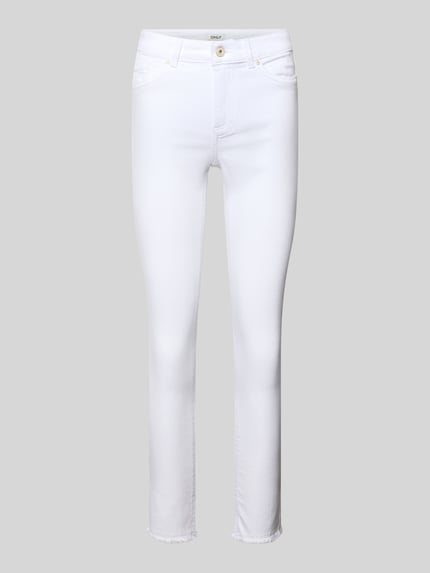 Produktfoto, unifarbene weiße Skinny Fit Jeans aus Baumwoll-Mix Modell 'BLUSH' von Only mit Fransen, 5-Pocket-Design und Label Patch.