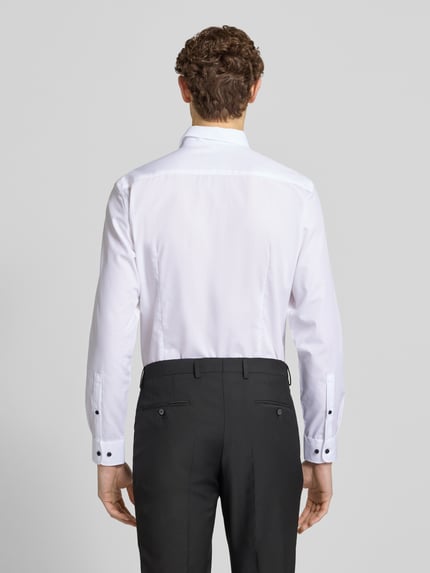 Męski model nosi Slim Fit Business-Hemd mit Kentkragen od Jake*s, biała bawełna, listwa guzikowa, długość tyłu 78 cm, szerokość w rozmiarze 47 cm, długość rękawów 63 cm, Ganzkörperansicht Rückansicht.