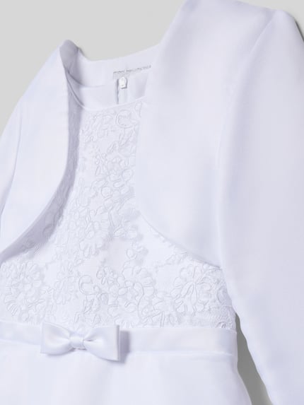 Mädchen trägt Kleid im Stufen-Look mit Schleifen-Applikation von Happy Girls, A-Linie, Rundhalsausschnitt, Detailaufnahme Oberkörper.