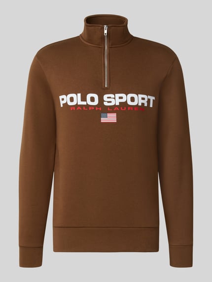 Produktfoto, brauner Relaxed Fit Troyer aus Baumwoll-Mix von Polo Ralph Lauren mit weißem und rotem Schriftzug, glatte Textur.