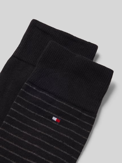 Produktfoto, Socken im 2er-Pack von Tommy Hilfiger, dunkle Farben, schmal gestreift und einfarbig, Baumwollmischung mit Stretch-Anteil, elastischer Bund, verstärkte Belastungszonen, Logo-Stickerei