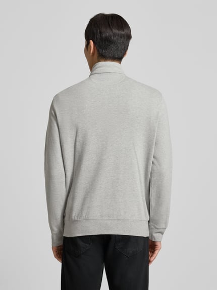 Männermodel trägt Sweatshirt mit Label-Stitching von Polo Ralph Lauren aus Baumwoll-Viskose-Mix, lockerer Schnitt, Stehkragen, Rückenlänge 69 cm, Ärmel 64 cm, gerippte Abschlüsse, Ganzkörperansicht Rückansicht.