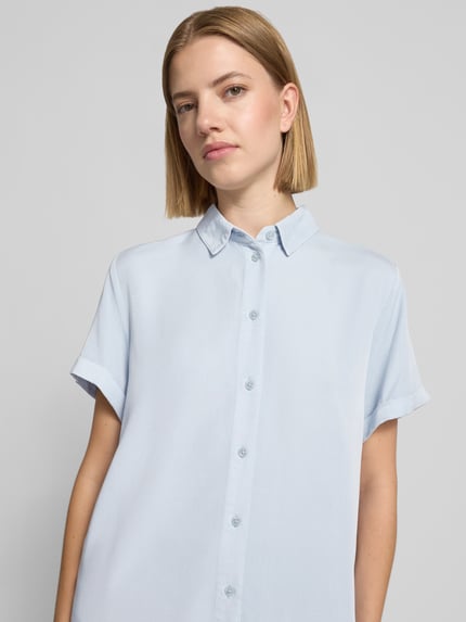 Frauenmodel trägt Regular Fit Bluse aus Viskose-Mix von Jake*s Casual in Hellblau mit Hemdblusenkragen, Knopfleiste, Nahaufnahme Oberkörper.