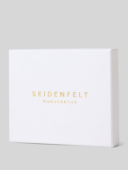 Produktfoto, weiße Box mit goldener Aufschrift Seidenfelt für Portemonnaie in Leder-Optik Modell 'Ilmi', dezente Struktur, Logo-Prägung