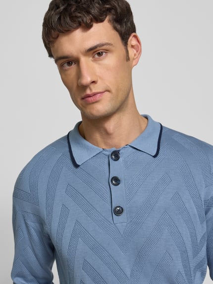 Männermodel trägt Regular Fit Longsleeve in Strick-Optik von Scotch & Soda, Baumwoll-Modal-Mix, Polo-Kragen, Nahaufnahme Oberkörper.