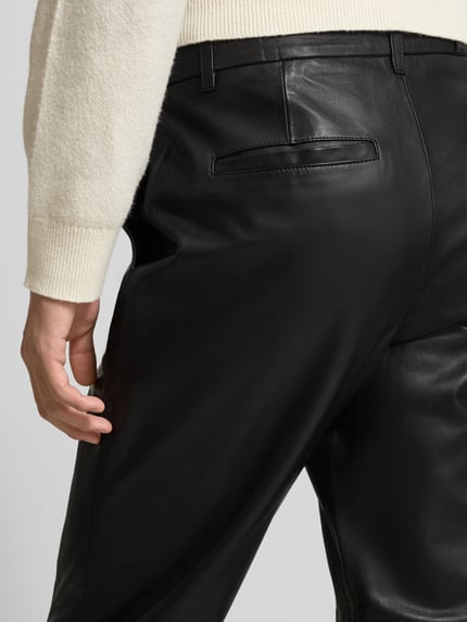 Männermodel trägt Wide Leg Hose aus echtem Lammleder Modell 'CHANCE' von SELECTED HOMME, Glattleder, glänzend, Detailaufnahme Rückansicht.