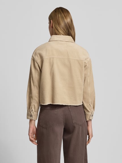 Frauenmodel trägt Boxy Fit Cordjacke aus reiner Baumwolle Modell 'MARINA-ENY LIFE' von Only in Optik: Unifarben, Rückansicht Ganzkörperansicht.