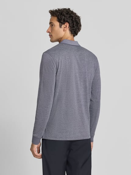 Männermodel trägt Regular Fit Poloshirt mit Baumwoll-Anteil von Christian Berg Men in Grau mit Polokragen, Ganzkörperansicht Rückansicht. Material-Mix, langärmeliges Design, Brusttasche, Rückenlänge bei Größe M 70 cm.