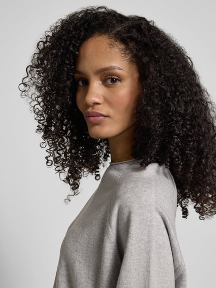 Vrouwenmodel draagt gebreid shirt van katoen en kasjmier, relaxed fit, model 'MOENY' van Drykorn, Nahaufnahme bovenlichaam.