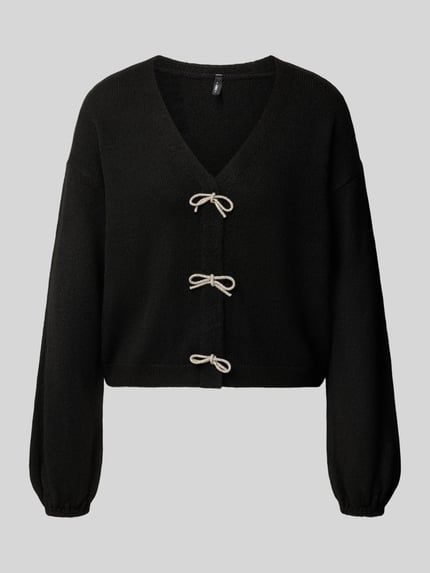 Produktfoto, Pullover mit Kordel-Schnürung vorne von ONLY in schwarzer Melange-Strickoptik, cropped Länge, V-Ausschnitt, lange Ärmel, elastische Abschlüsse, sichtbare Kordelapplikationen.