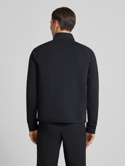 Mężczyzna nosi Sweatshirt mit Stehkragen od Under Armour w kolorze czarnym, prosty krój, gładka tekstura, widok całej sylwetki z tyłu.