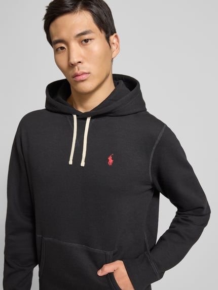 Männermodel draagt Hoodie met Label-Stitching van Polo Ralph Lauren, katoenmix, los model, capuchon, tunnelkoord, kangoeroezak, ribboorden, Nahaufnahme Oberkörper.