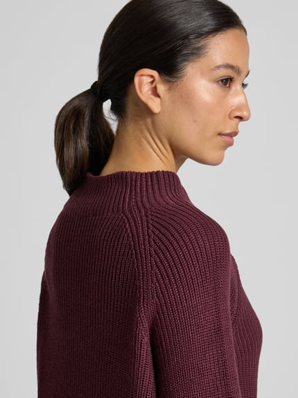 Frauenmodel trägt Strickpullover mit Stehkragen von monari, grob gestrickter Baumwoll-Mix in Bordeaux, Nahaufnahme Oberkörper, Regular Fit
