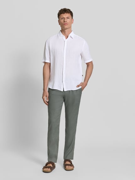 Männermodel trägt weißes Regular Fit Leinenhemd mit kurzem Arm Modell 'RASH_2_M' von BOSS Orange, unifarben, Ganzkörperansicht von vorne