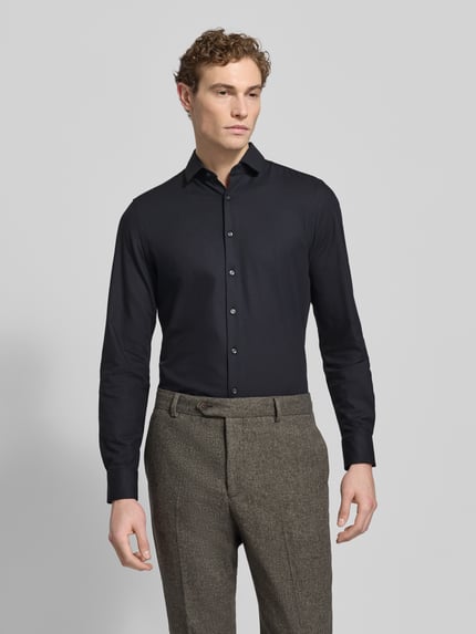 Männermodel trägt Slim Fit Businesshemd aus Baumwoll-Mix van OLYMP Level Five, unifarben, Kentkraag, fijne twill, Ganzkörperansicht von vorne.