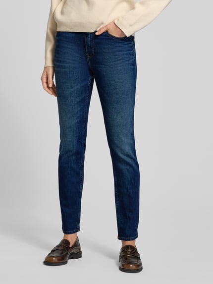 Vrouwenmodel draagt Slim Fit Jeans uit katoenmix van Tommy Hilfiger, donkerblauw effen denim, 5-pocket, regular lengte, mid waist, volledige lichaamsvooraanzicht.