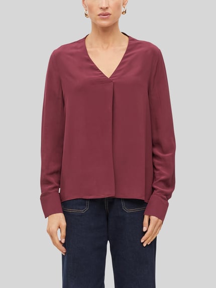 Frauenmodel trägt Langarmbluse mit Faltenfront von S. OLIVER BLACK LABEL in Dunkelrot, V-Ausschnitt, lange Ärmel, Webware, Ganzkörperansicht von vorne.