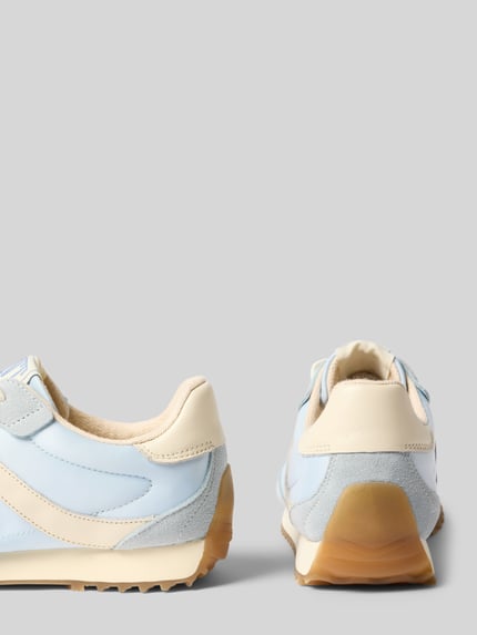 Produktfoto, Sneaker aus echtem Leder mit Logo-Detail Modell 'Beja' von Gant in Hellblau und Beige, profilierte Sohle, abgerundete Form, Schnürverschluss, strukturierte Texturen, Absatzhöhe 2 cm, Schafthöhe 8 cm, Schaftweite 9 cm