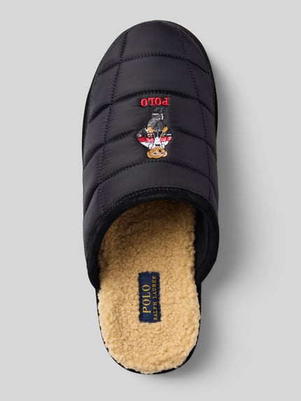 Produktfoto, Hausschuh mit Teddyplüsch-Futter von Polo Ralph Lauren in Schwarz, unifarben mit Motiv-Print und Logo-Stickerei, strukturierte Innenfläche und profilierter Gummisohle, Webware