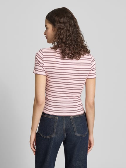 Mädchen trägt Regular Fit T-Shirt mit Viskose-Anteil Modell 'LUPE' von Only, mehrfarbig gestreift, Jersey, Ganzkörperansicht Rückansicht