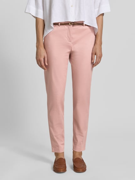 Vrouwenmodel draagt Hose in verkürzter Passform mit Gürtel van Christian Berg Woman, katoen- en viscosemix in slim fit, lichtroze, met riem, verkorte pasvorm, bandwijdte maat 36: 41 cm, binnenbeenlengte maat 36: 72 cm, voorkant, detailopname van de broek