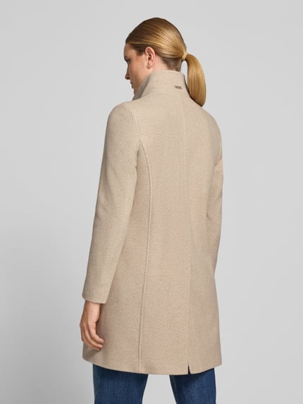 Frauenmodel trägt Mantel aus Woll-Mix mit Stehkragen Modell 'ASTOR' von CINQUE in Beige, strukturierte Oberfläche, Ganzkörperansicht Rückansicht.