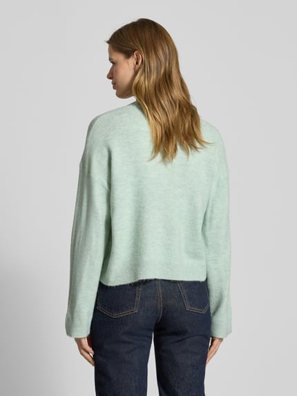 Modelka kobieca nosi Relaxed Fit Strickpullover mit Crew Neck Modell 'SIMONI' od Only, melanż, dzianina, długie rękawy, widok całej sylwetki z tyłu.