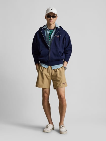 Männermodel trägt Badeshorts mit Label-Stitching von Polo Ralph Lauren, Optik: Unifarben, Gesäßtasche, Ganzkörperansicht von vorne.