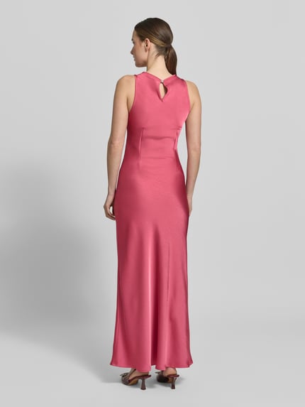 Frauenmodel trägt Abendkleid mit rückseitigem Schlüsselloch-Ausschnitt von Neo Noir aus Satin in Pink, Körpernaher-Schnitt, Maxikleid, Ganzkörperansicht Rückansicht.