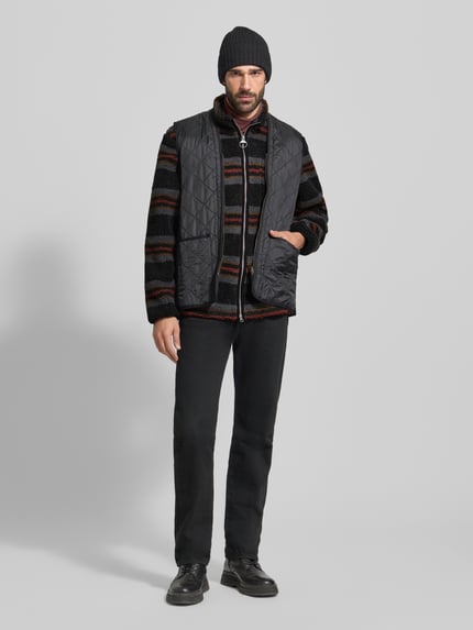 Männermodel trägt Relaxed Fit Fleecejacke mit Stehkragen von Barbour, Optik: unifarben, mehrfarbig gestreift, Label-Detail, Ganzkörperansicht von vorne.