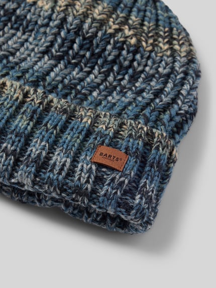 Produktfoto, Mütze mit Label-Patch Modell 'AKOTAN BEANIE' von BARTS in mehrfarbiger Melange-Strickoptik mit Rippstrick-Struktur und Effektgarn.