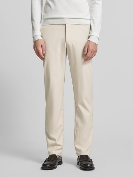Mannenmodel draagt 'Stoffhose mit französischen Eingrifftaschen' van Christian Berg Men in beige, rechte snit, vooraanzicht volledige lichaamsopname.