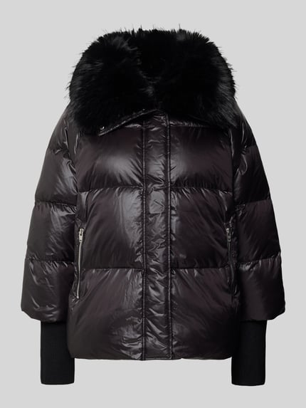 Produktfoto, Steppjacke mit Kunstfell Modell 'Mila' von ROCKANDBLUE, czarny połysk, Wypełnienie puchem i pierzem, krój regular fit, kieszenie zapinane na zamek błyskawiczny, kołnierz ze sztucznego futra, Długość tyłu w rozmiarze 36: 61 cm, Szerokość ramion w rozmiarze 36: 43 cm, Szerokość w rozmiarze 36: 58 cm, Długość rękawów w rozmiarze 36: 46 cm