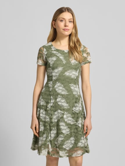 Vrouwenmodel draagt Knielanges Kleid met Rundhalsausschnitt van Apricot, materiaalmix met stretch, a-lijn, knielengte, onderjurk, hele lichaamsvoorzijde.