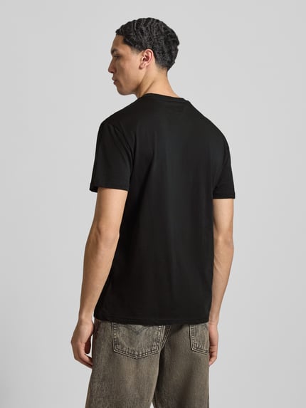 Männermodel trägt Regular Fit T-Shirt aus reiner Baumwolle von Tommy Jeans in Optik: Unifarben, Ganzkörperansicht Rückansicht.