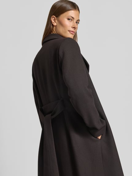 Kobiece model prezentuje płaszcz "Mantel mit Woll-Anteil" od Christian Berg Woman Selection, Mieszanka materiałów, taliowany krój, szalowy kołnierz, tasiemka w talii, Długość tyłu w rozmiarze 36: 113 cm, Szerokość ramion w rozmiarze 36: 37 cm, Szerokość klatki piersiowej w rozmiarze 36: 41 cm, Długość rękawów w rozmiarze 36: 67 cm, widok z tyłu.