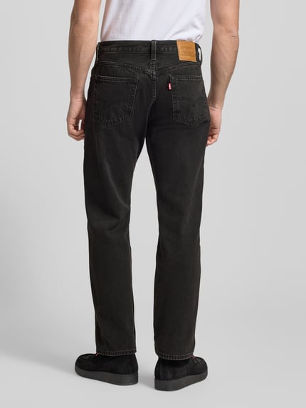 Mannelijk model draagt zwarte Jeans met 5-Pocket-Design van Levi's®, relaxed fit in katoen, volledige lichaamsaanzicht achterkant.