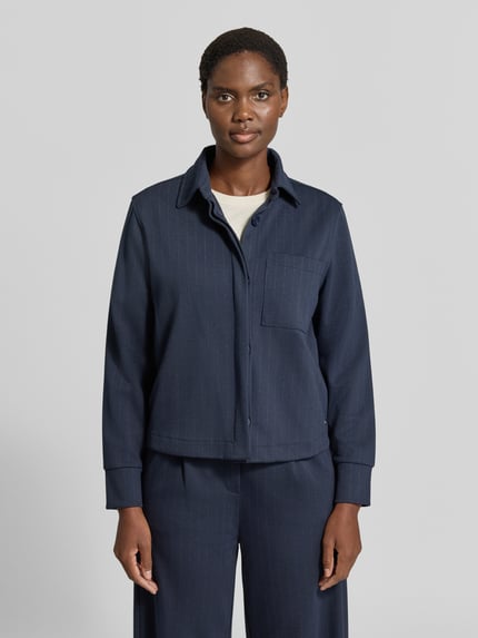 Männermodel trägt dunkelblaue bluza rozpinana Regular Fit Sweatjacke aus Viskose-Mix Modell 'BETTE' von Brax, prosta faktura, Damen Sweatjacke, Ganzkörperansicht von vorne.