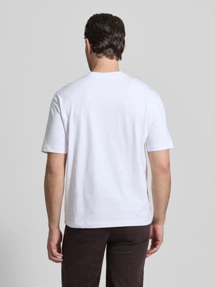 Męski model nosi Regular Fit T-Shirt aus reiner Baumwolle von MCNEAL, biała, krój regular fit, czysta bawełna, tył, całopostaciowy widok z tyłu