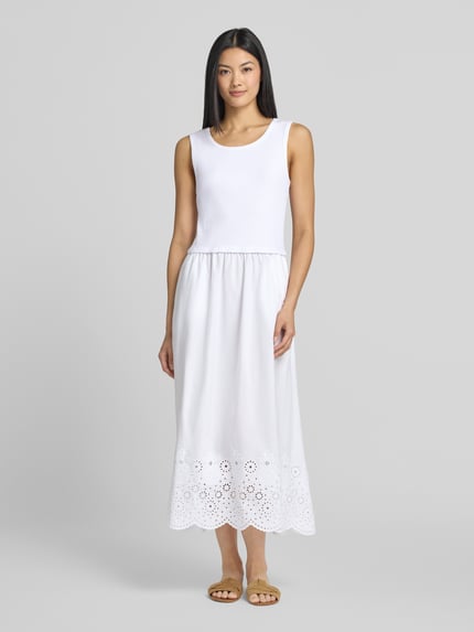 Frauenmodel trägt Midikleid mit Lochstickerei von Smith and Soul aus Reine Baumwolle in A-Linie mit 2-in-1-Look, weiß, Ganzkörperansicht von vorne. Rückenlänge bei Größe S: 122 cm, Brustweite bei Größe S: 36 cm.