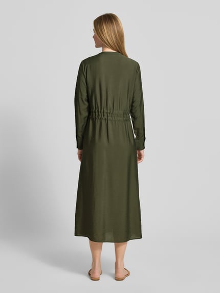 Modelka nosi Relaxed Fit Sukienka midi z mieszanki wiskozy Model 'Mariela' od Guido Maria Kretschmer, tunel, długi rękaw, okrągły dekolt, listwa guzikowa, nakładane kieszenie, długość tyłu w rozmiarze 36: 128 cm, szerokość w rozmiarze 36: 49 cm, długość rękawów w rozmiarze 36: 61 cm, kolor oliwkowy, gładka tekstura, widok całej sylwetki z tyłu.