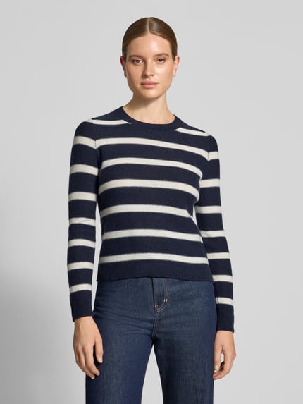 Frauenmodel trägt Strickpullover aus Kaschmir-Mix von Christian Berg Woman, taillierte Passform, Rundhalsausschnitt, Ganzkörperansicht von vorne.