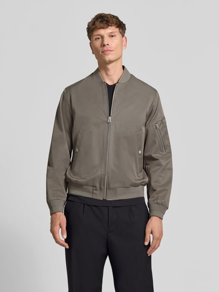 Mannelijk model draagt Regular Fit College-jack met katoen van Marc O'Polo in effen kleur, labelpatch, ritssluiting, steekzakken, gevlamd garen, Ganzkörperansicht van voren
