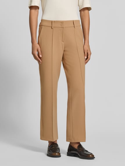 Frauenmodel trägt Regular Fit Schmale Hose mit Viskose-Baumwoll-Anteil Modell 'FARAH' von CAMBIO in Camel, glatte Textur, Damen Schmale Hose, Nahaufnahme Oberkörper.